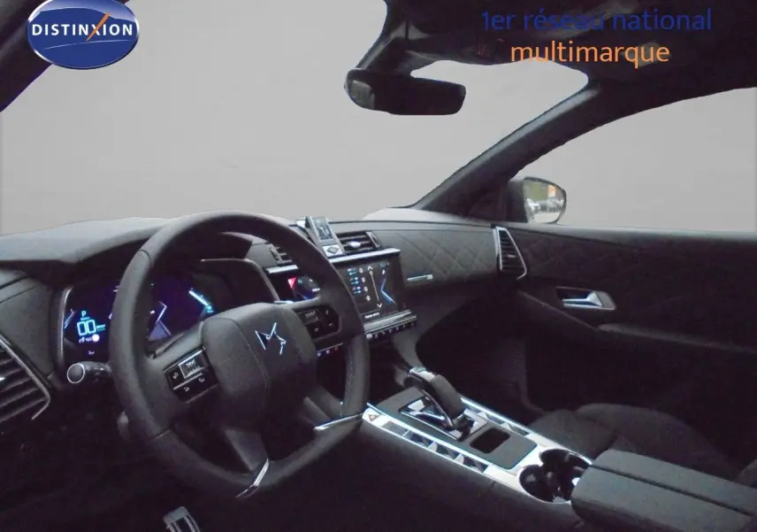 Vue intérieure côté conducteur du DS7 Crossback noir perle métal, mettant en valeur le tableau de bord et la console centrale moderne.