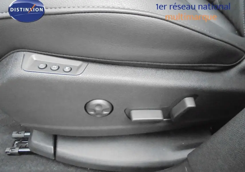 Détail des commandes de réglage électrique du siège conducteur en cuir noir du DS7 Crossback E-TENSE 2021.
