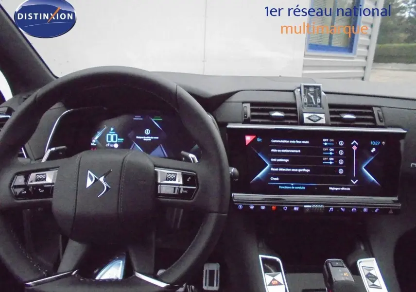 Vue intérieure du tableau de bord et volant noir du DS7 Crossback E-TENSE 2021 avec écran tactile central et commandes au volant.