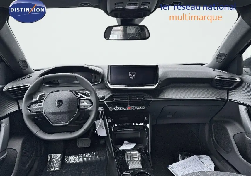 Intérieur noir du Peugeot 2008 Hybrid 136ch Allure 2025, vue frontale sur le tableau de bord et le volant compact.