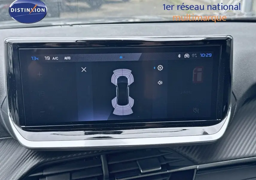 Écran tactile central affichant l'aide au stationnement du Peugeot 2008 Hybrid 136ch Allure, intérieur noir moderne.