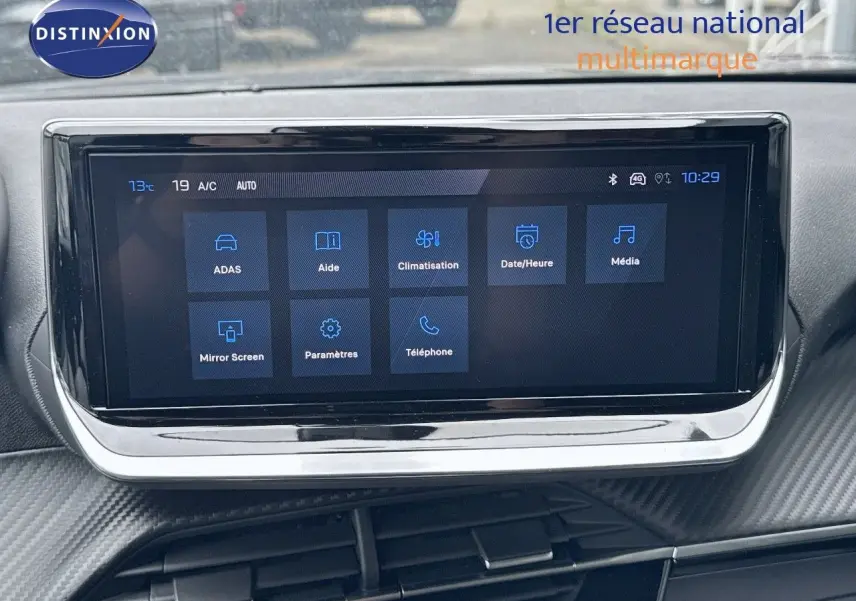 Écran tactile central du tableau de bord du Peugeot 2008 Hybrid 136ch Allure 2025, avec interface multimédia visible.