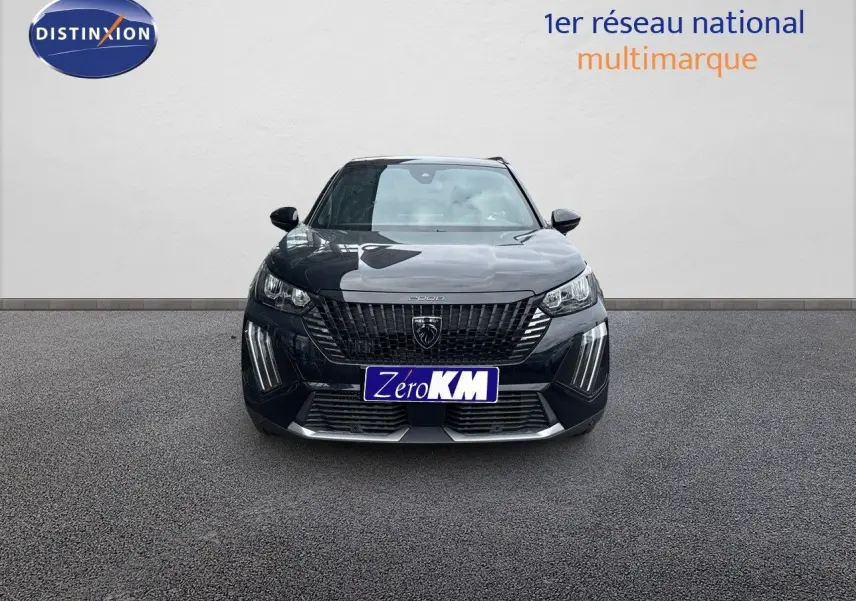 Peugeot 2008 Hybrid 136ch Allure noir métal vue de face, mettant en valeur sa calandre et ses feux LED distinctifs.