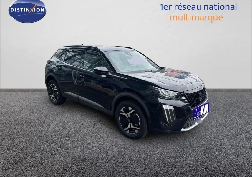 Peugeot 2008 Hybrid 136ch noir métal en 3/4 avant droit, avec jantes biton et feux LED distinctifs.