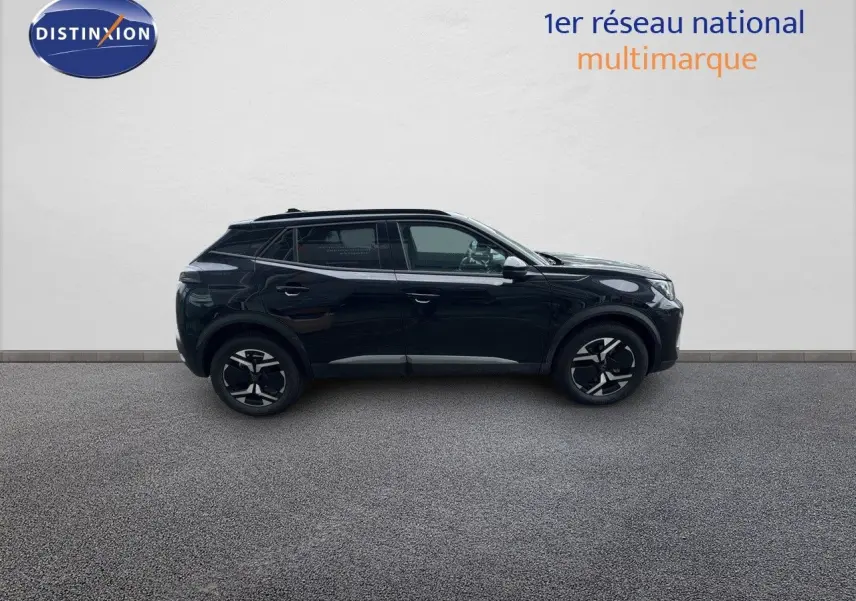 Peugeot 2008 Hybrid 136ch Allure noir métal, vue profil côté gauche sur fond neutre extérieur.