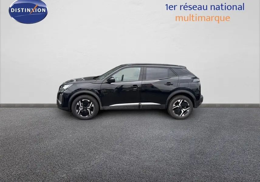 Profil côté gauche d'un Peugeot 2008 HYBRID 136CH Allure noir métal 2025 avec jantes bi-ton et lignes dynamiques.