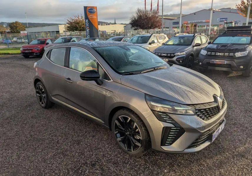 Renault Clio 2025 gris schiste vue 3/4 avant droit avec jantes alliage noires et détails chromés extérieurs
