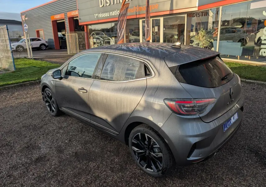 Renault Clio 2025 gris schiste vue 3/4 arrière droit avec jantes alliage noir monastella et vitres surteintées.