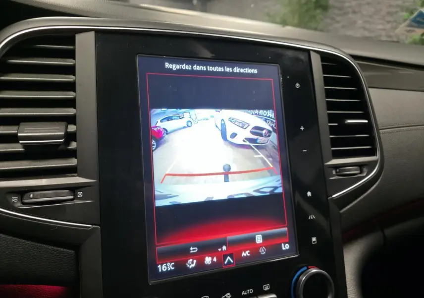 Écran tactile du tableau de bord montrant la caméra de recul d'une Renault Talisman Estate gris, intérieur noir.
