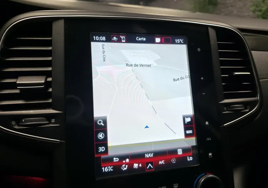 Écran tactile central du tableau de bord de la Renault Talisman Estate gris, affichant la navigation GPS.