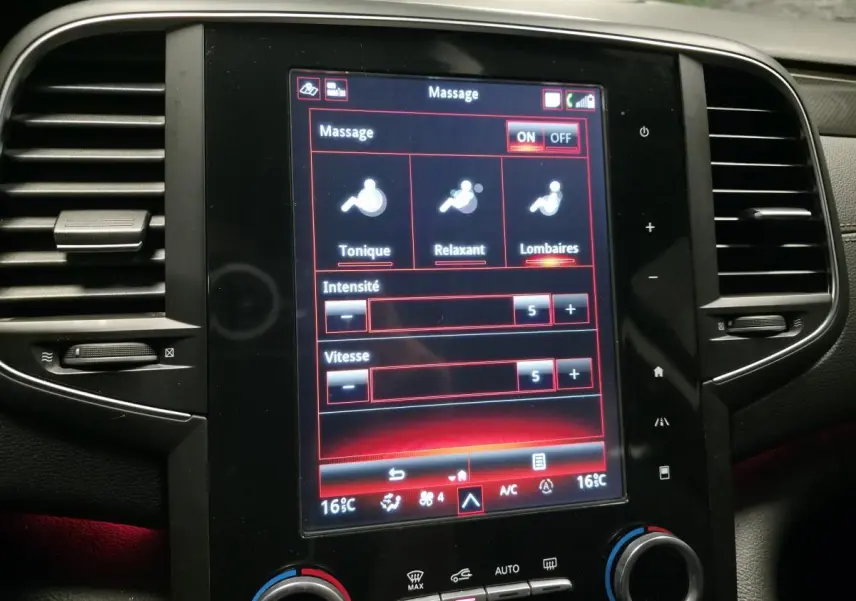 Écran tactile central du Renault Talisman Estate 2018 montrant le menu massage avec réglages d'intensité et vitesse.