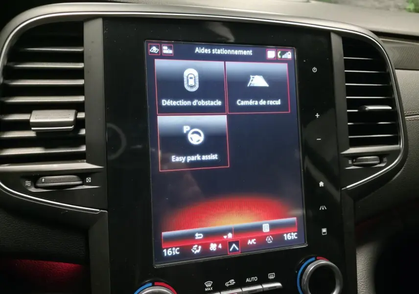 Écran tactile central de la Renault Talisman Estate gris montrant les aides au stationnement avec éclairage d'ambiance rouge.