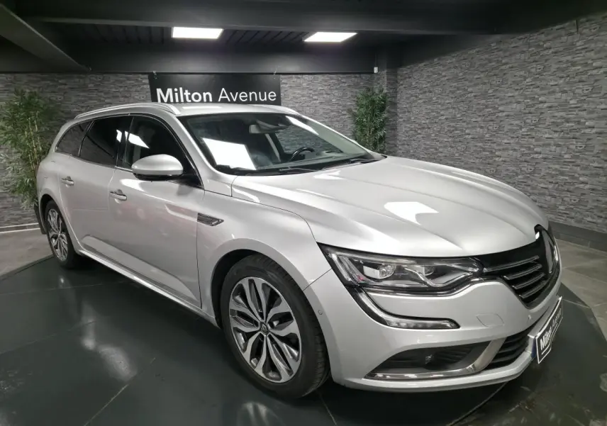 Renault Talisman Estate gris platine en 3/4 avant droit, avec jantes alliage et feux LED Pure Vision visibles.