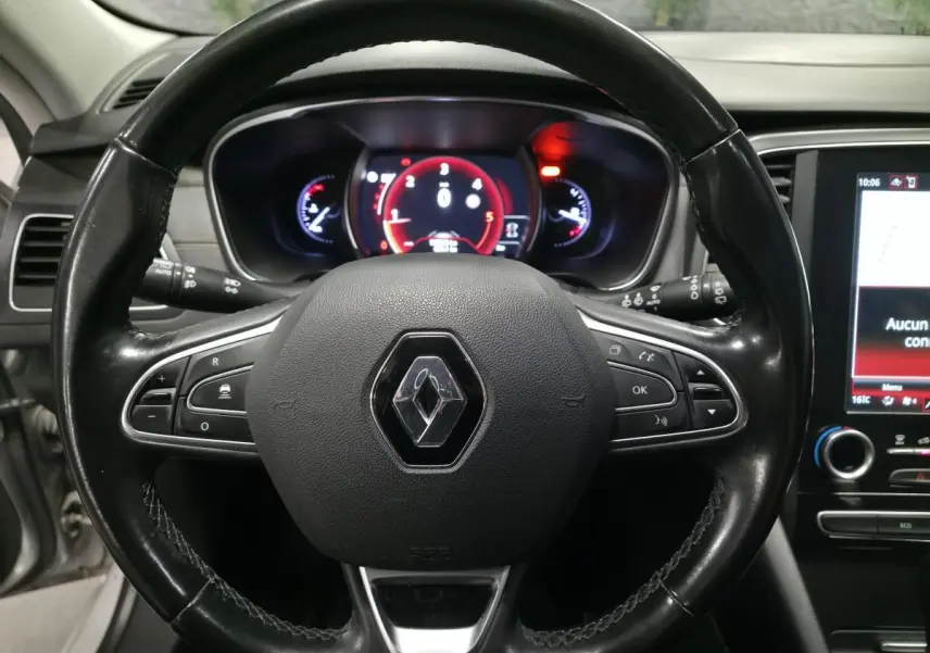 Volant cuir noir Renault Talisman Estate 2018 vu de face avec tableau de bord numérique et écran tactile central.