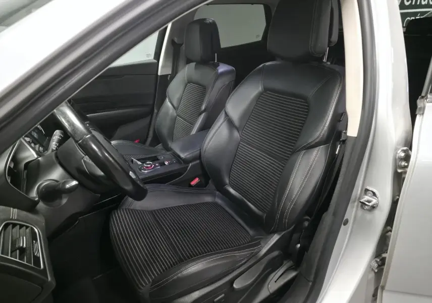 Vue intérieure côté conducteur de la Renault Talisman Estate gris, sièges cuir noir et tableau de bord partiel visible.