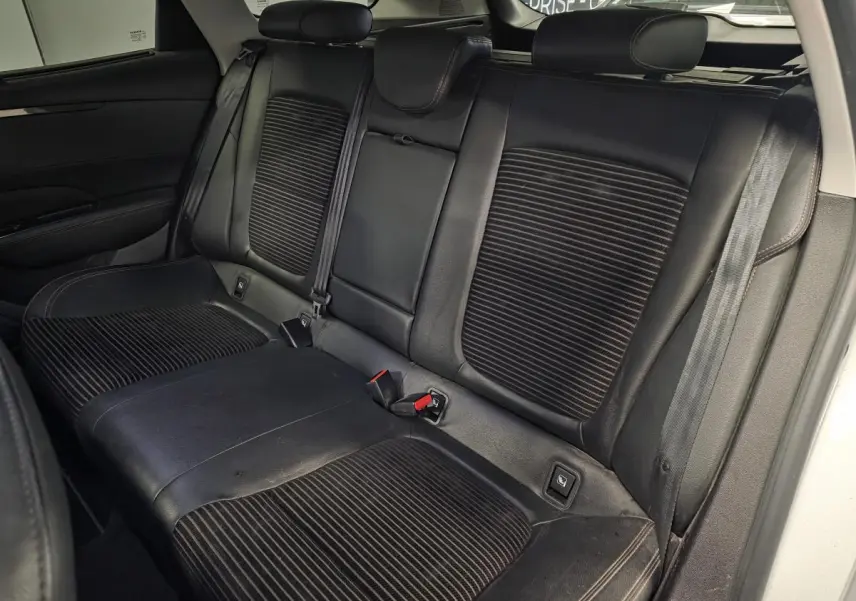 Vue intérieure des sièges arrière en tissu noir de la Renault Talisman Estate 2018, avec ceintures et appuie-têtes visibles.