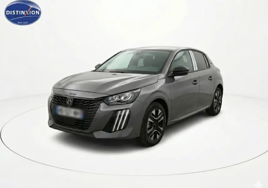 Peugeot 208 Hybrid 145 gris vue 3/4 avant droit avec jantes alliage et feux diurnes à LED verticales.