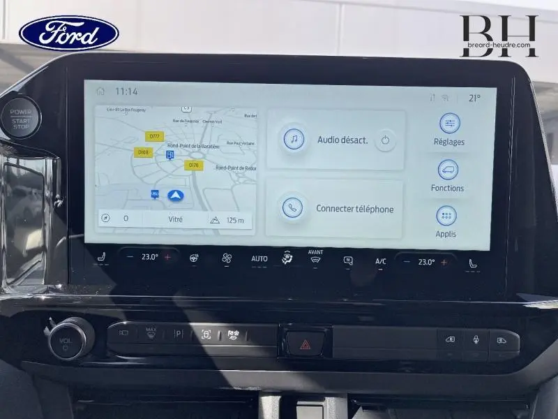 Écran tactile central du Ford Transit Custom gris, affichant navigation et commandes climatisation en intérieur.