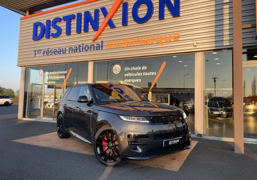 Range Rover Sport P440 HSE R-Dynamic gris Carpathian, vue 3/4 avant, jantes noires 23'', étriers rouges visibles.