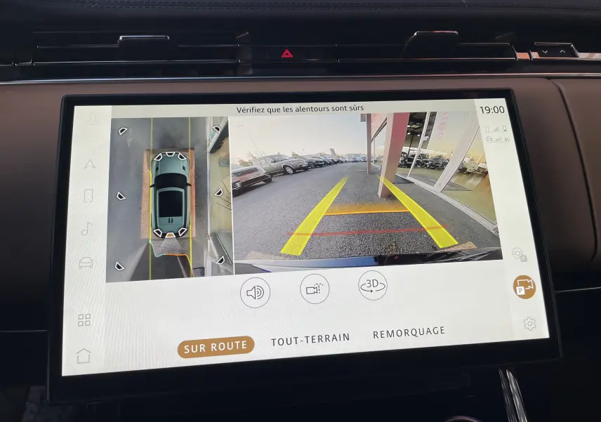 Écran de caméra 360° du Range Rover Sport P440 HSE R-Dynamic gris Carpathian, vue arrière et dessus en stationnement.