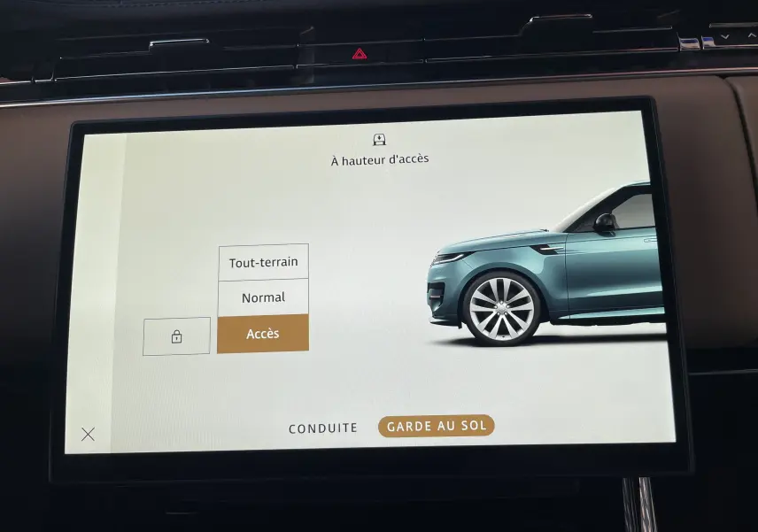 Affichage intérieur montrant un Range Rover Sport 2023 bleu en profil avant avec jantes larges et calandre distinctive.