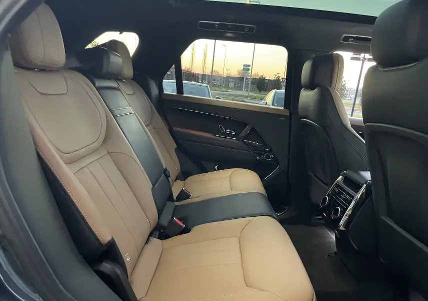 Vue intérieure arrière droite du Range Rover Sport P440 HSE R-Dynamic 2023, sièges cuir Caraway/Ebony perforé.