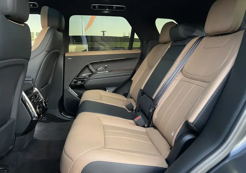 Vue intérieure arrière droite du Range Rover Sport P440 HSE R-Dynamic 2023, sièges cuir bicolore Caraway/Ebony.