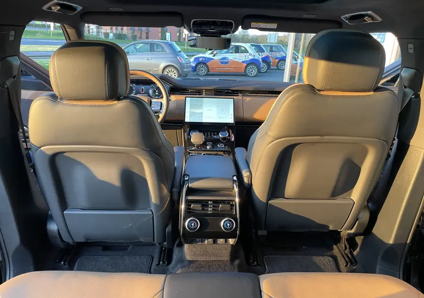 Vue arrière de l’intérieur du Range Rover Sport P440 HSE R-Dynamic 2023, cuir Caraway/Ebony et écran tactile central.
