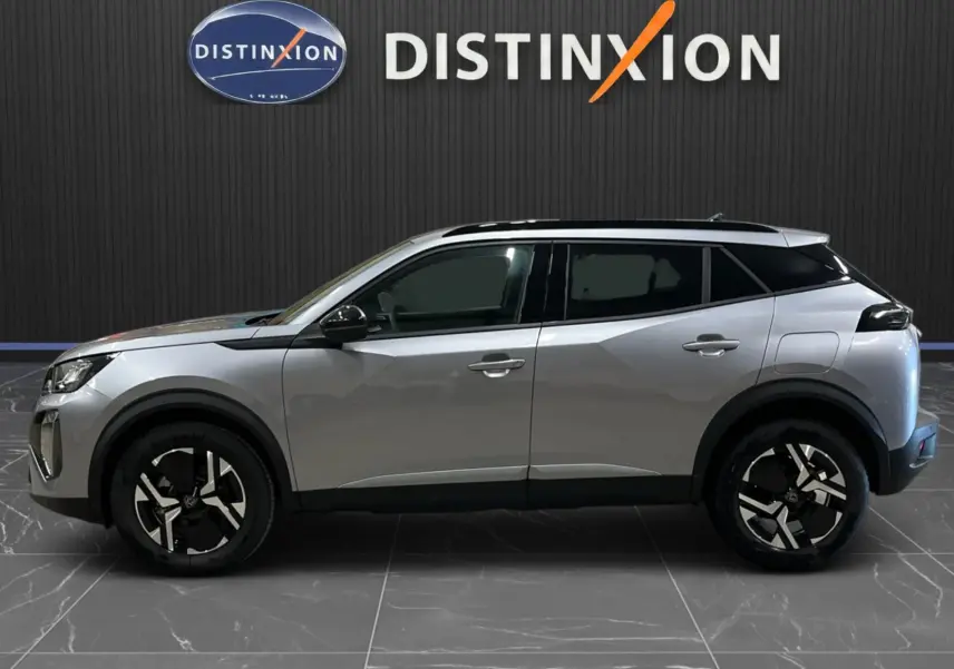 Peugeot 2008 gris Artense métal en profil droit, avec jantes bi-ton et toit noir contrasté.