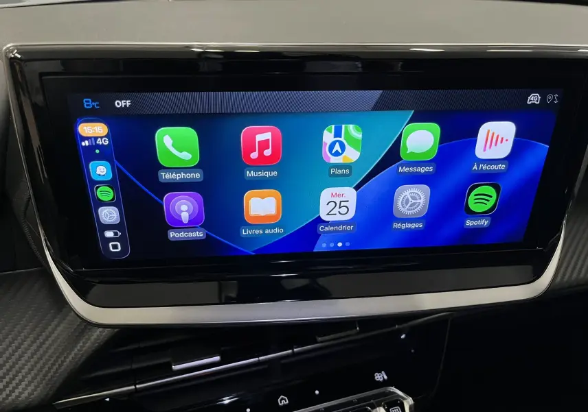 Écran tactile central du tableau de bord du Peugeot 2008 gris Artense, affichant les applications connectées.