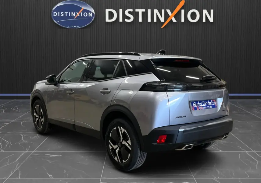 Peugeot 2008 gris Artense métal vue 3/4 arrière droit, toit noir, jantes bicolores et feux LED distinctifs.