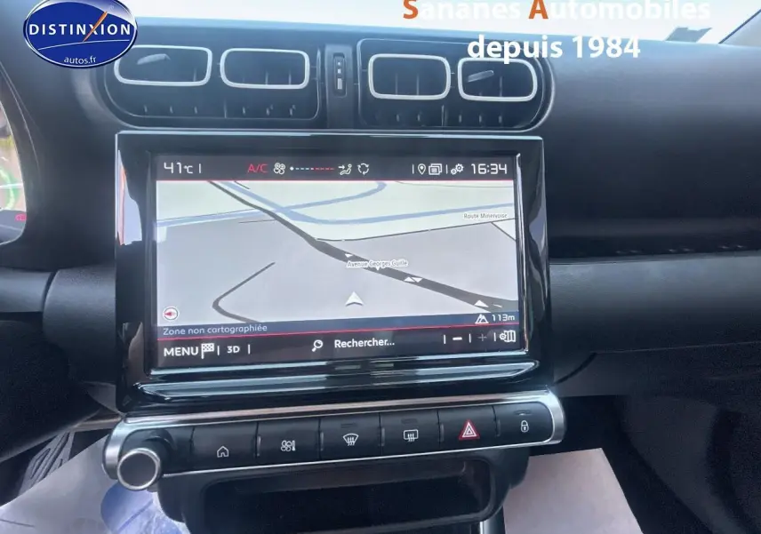 Tablette tactile 9 pouces avec navigation CITROËN Connect Nav dans l'habitacle noir du Citroën C3 Aircross gris foncé.