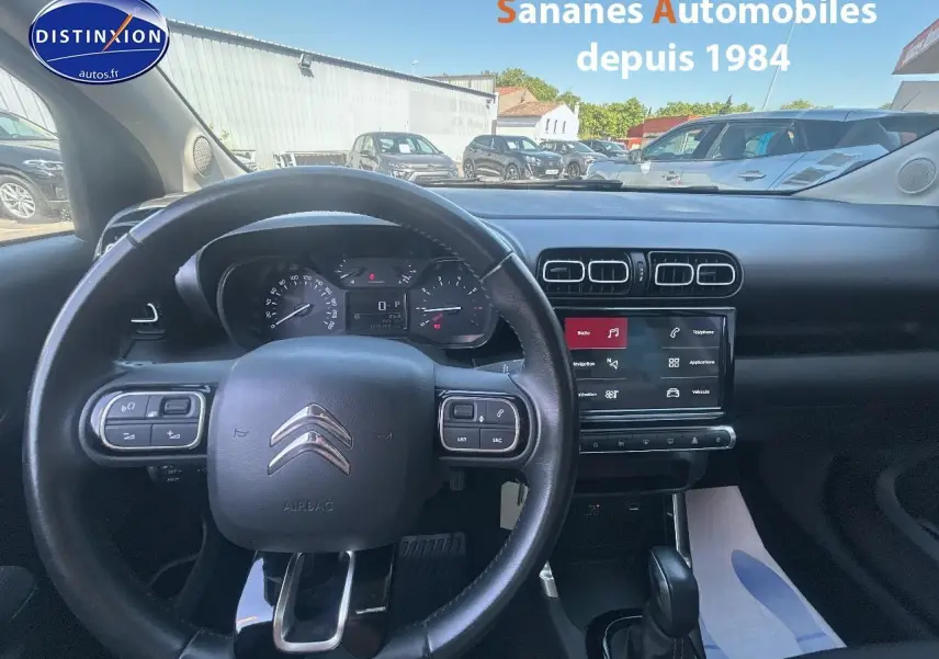 Vue intérieure du tableau de bord du Citroën C3 Aircross 2021, avec volant multifonction et écran tactile central.