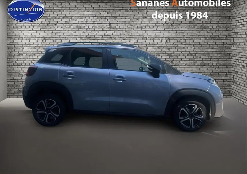 Profil droit d'un Citroën C3 Aircross gris foncé avec jantes 16 pouces et élargisseurs d'ailes noirs mat.