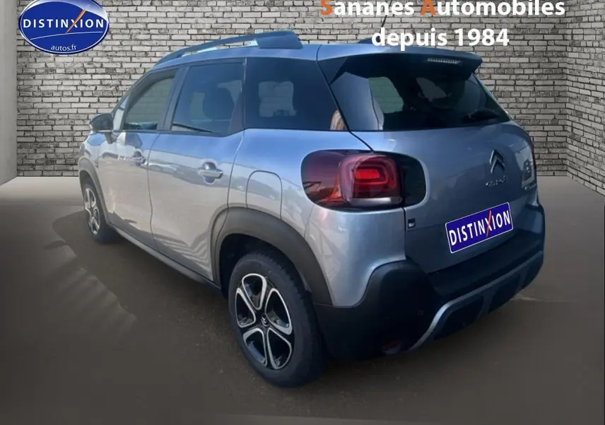 Vue 3/4 arrière droit d'un Citroën C3 Aircross gris foncé avec jantes 16'' et vitres arrière surteintées.
