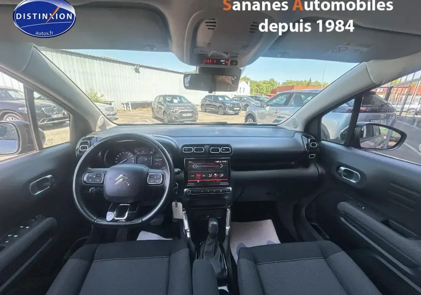 Vue intérieure avant du Citroën C3 Aircross 2021, tableau de bord noir avec écran tactile central et volant multifonction.
