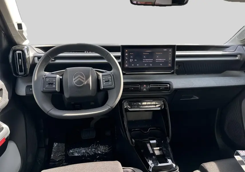 Vue intérieure avant du Citroën C3 Aircross 2026 blanc, avec tableau de bord moderne et écran tactile central.