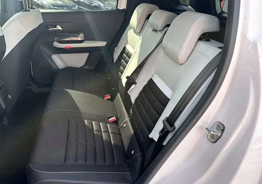 Vue côté droit sur la banquette arrière bicolore noire et blanche du Citroën C3 Aircross blanc 2026.