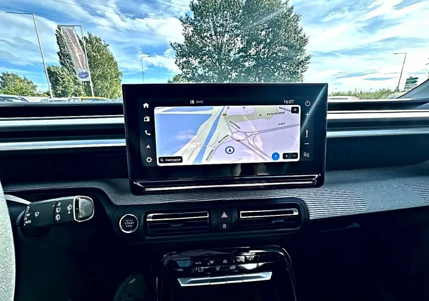 Vue intérieure du tableau de bord de la Citroën C3 Aircross 2026 avec écran tactile GPS et commandes centrales noires.