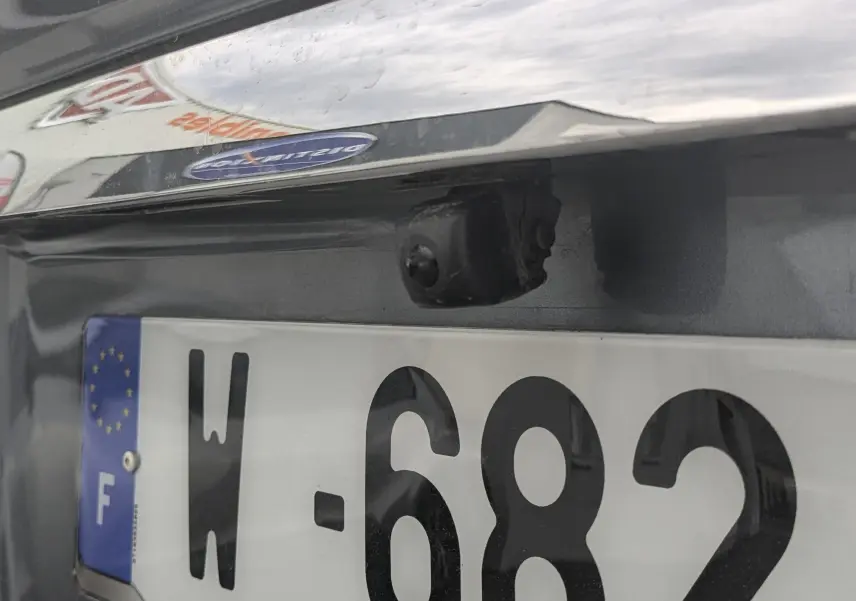 Gros plan sur la caméra de recul et la plaque d'immatriculation arrière d'un Mercedes Viano gris 3.0 CDI