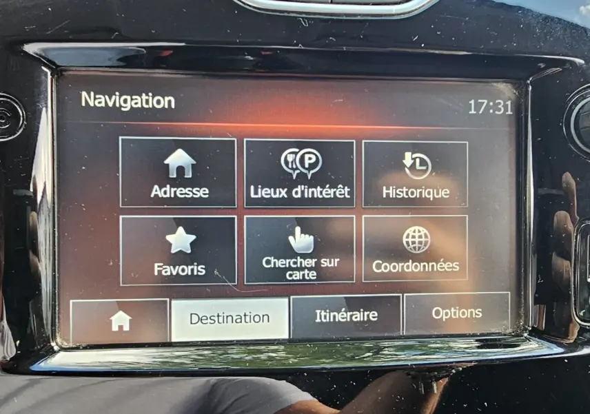 Écran tactile du système de navigation Renault Clio IV 2015, affichant les options d'adresse, favoris et itinéraire.