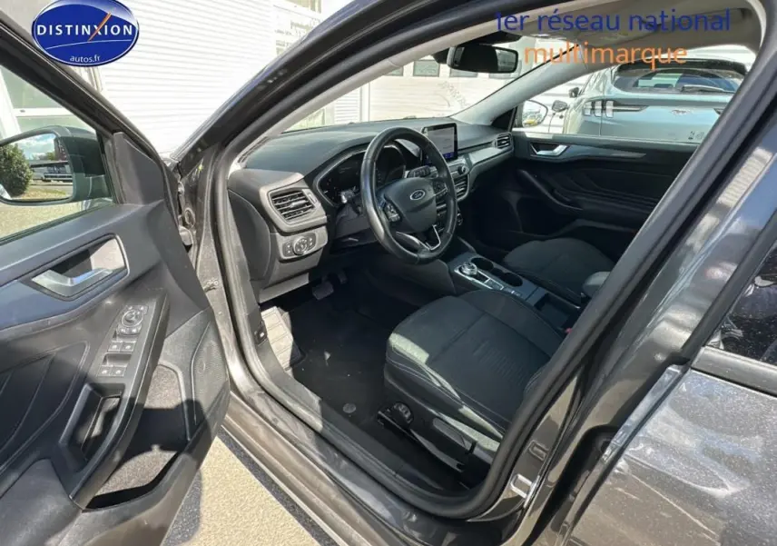 Intérieur avant gauche d'une Ford Focus Active gris foncé 2021, montrant sièges réglables et tableau de bord moderne.