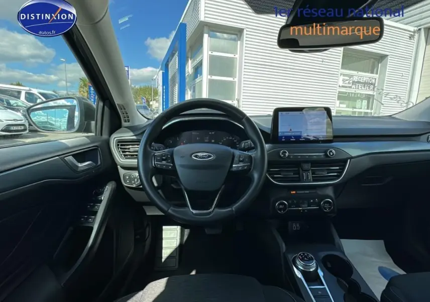 Intérieur de la Ford Focus Active 2021 vue du poste de conduite, avec volant multifonction et écran tactile central.