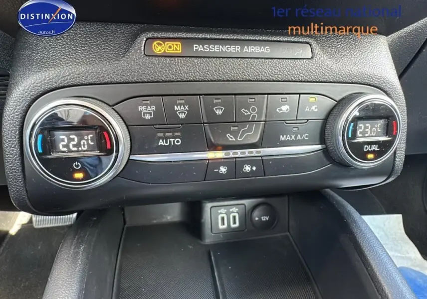 Vue rapprochée du tableau de bord de la Ford Focus Active gris foncé, montrant la climatisation automatique et les commandes.