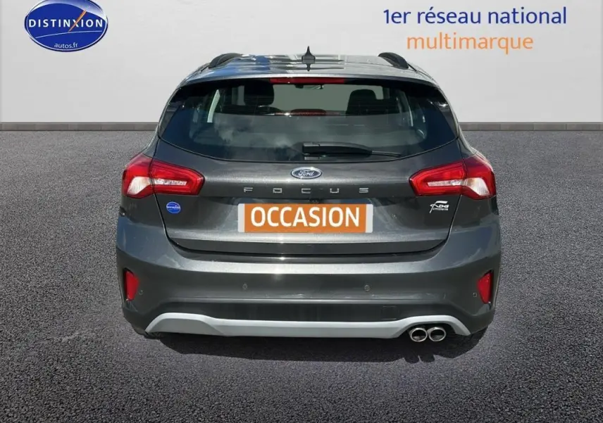 Vue arrière d'une Ford Focus Active gris foncé avec barres de toit et double sortie d'échappement chromée.