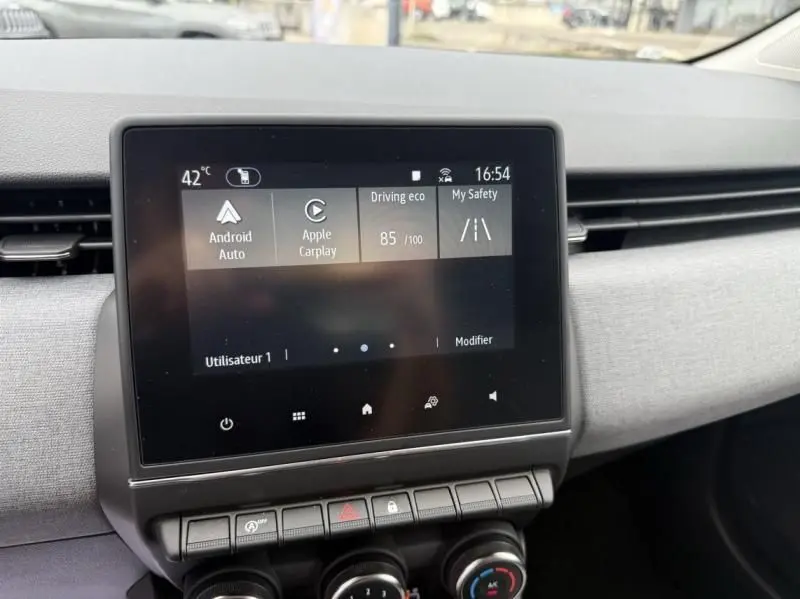 Écran tactile central du tableau de bord de la Renault Clio V orange, affichant Android Auto et Apple Carplay.