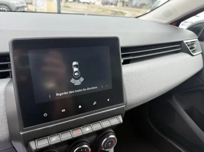 Tableau de bord de Renault Clio V SCE 65 Evolution 2025 avec écran tactile et habillage gris clair côté passager.