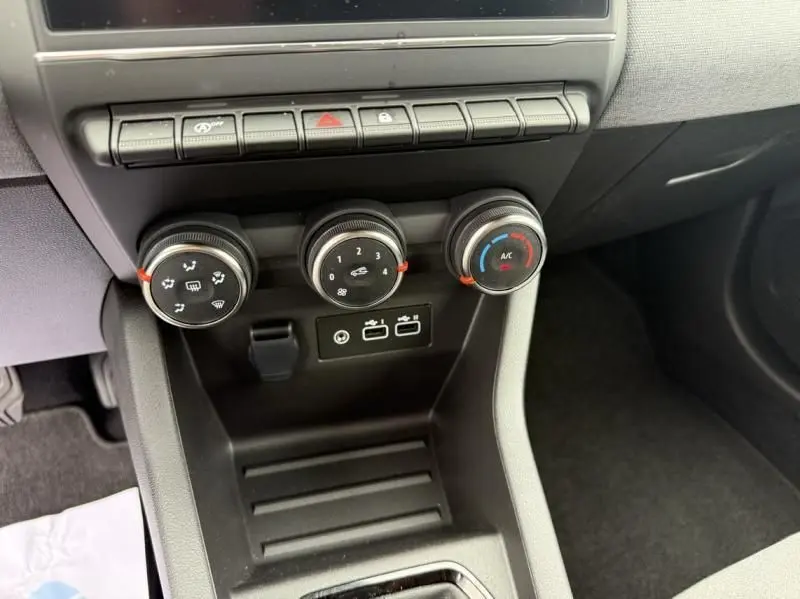 Gros plan sur les commandes de climatisation et les ports USB du tableau de bord de la Renault Clio V SCE 65 Evolution 2025.