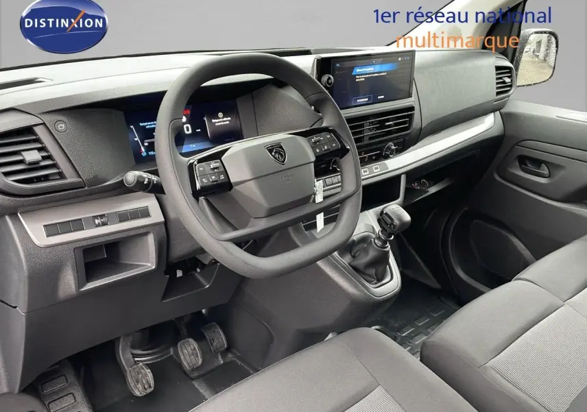 Vue intérieure côté conducteur du Peugeot Expert Fourgon 2025 avec tableau de bord moderne et volant multifonction noir.