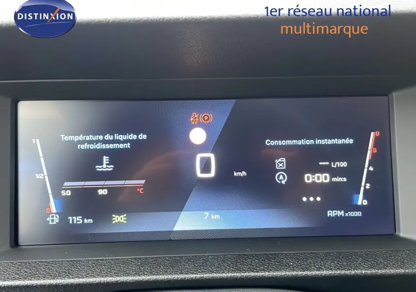 Tableau de bord numérique du Peugeot Expert Fourgon blanc, affichant la température moteur et consommation instantanée.